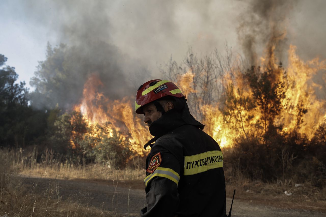 Griekenland evacueert delen van Kos om bosbranden, Griekse premier waarschuwt voor gevaarlijke zomer 