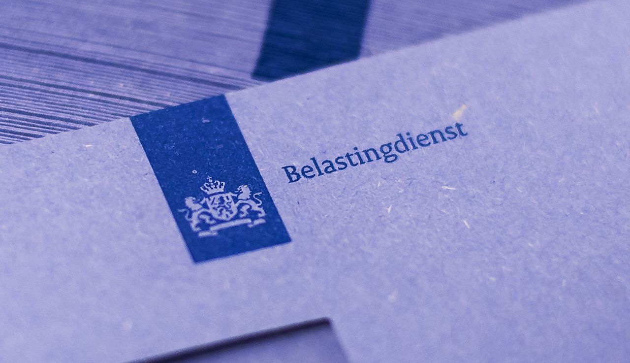 Blauwe enveloppen van de Belastingdienst.