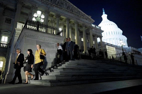Leden van het Huis van Afgevaardigden verlaten het Capitool na de stemming over het akkoord dat een einde maakt aan de ‘shutdown’. Foto: Reuters / Jonathan Ernst