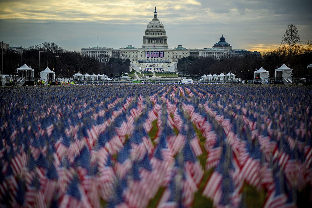 Joe Biden wordt woensdag beëdigd als de 46ste president van de Verenigde Staten. Afgelopen maandag werden nabij het Capitool duizenden vlaggen neergezet. Zij staan symbool voor het publiek dat wegens de coronacrisis niet aanwezig zal zijn bij de inauguratie.