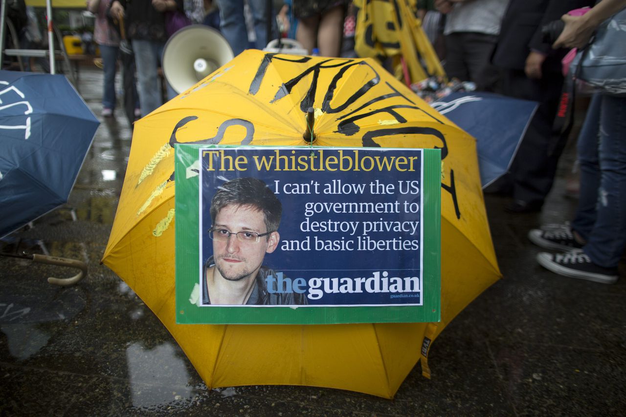 De klokkenluiders verwijzen in hun oproep naar de onthullingen van Edward Snowden, de voormalige CIA- en NSA-medewerker die eerder dit jaar informatie liet lekken over grootschalige spionageactiviteiten door de NSA op internet.