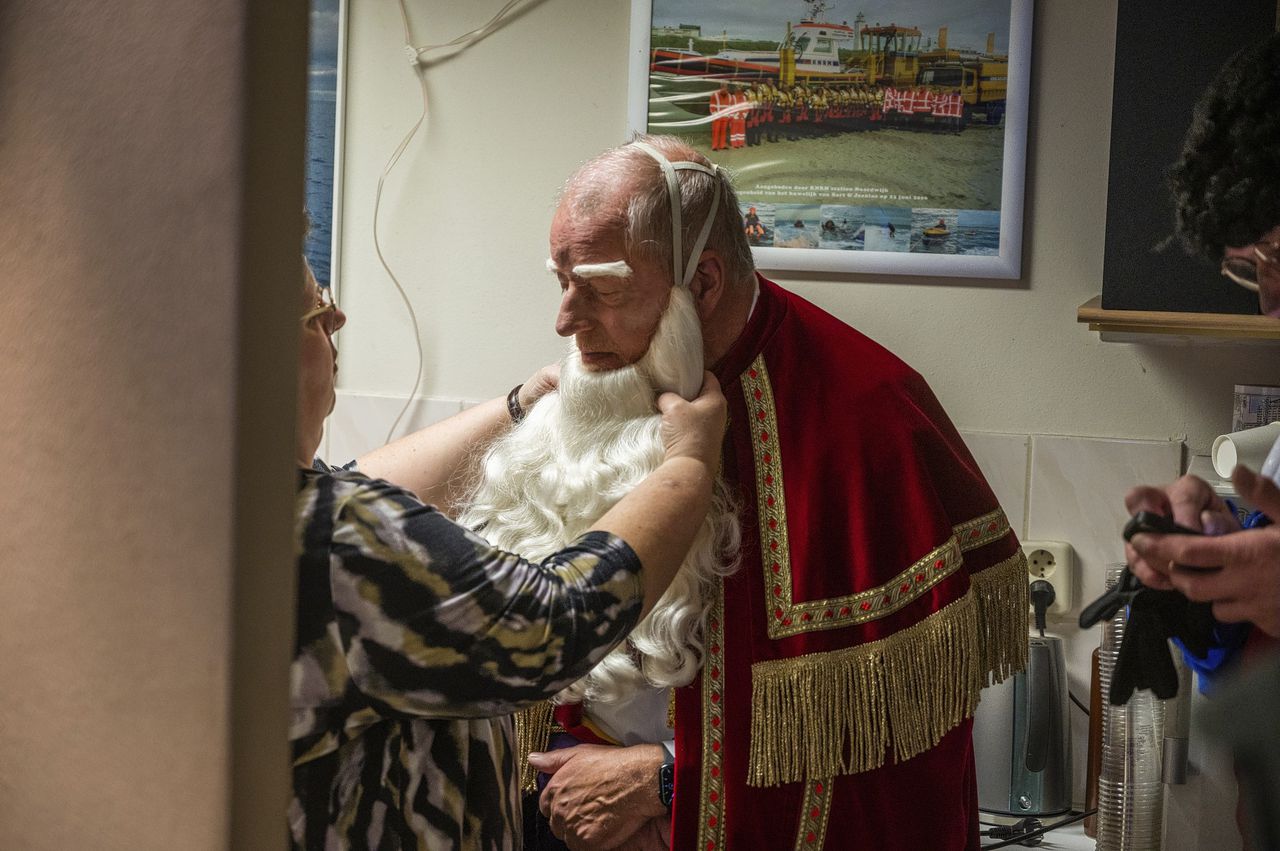 Sinterklaas kon na twee jaar weer worden toegezwaaid vanaf de kant 