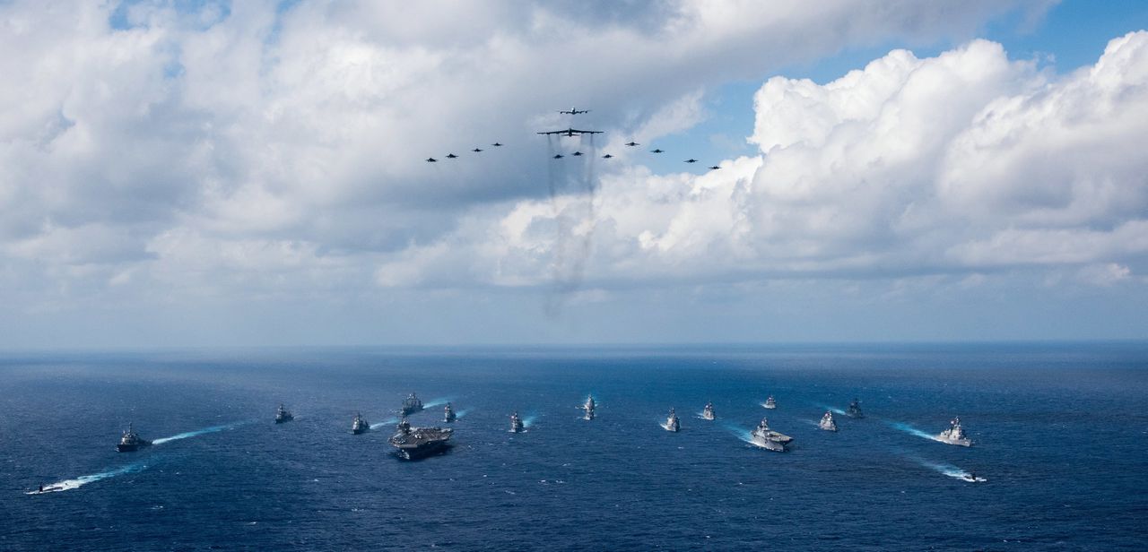 De Verenigde Staten en Japan voeren een gezamenlijke militaire oefenmissie uit in de Zuid-Chinese Zee, 2018. De missie kan gezien worden als een publieke expositie van de slagkracht van de militaire grootmacht.