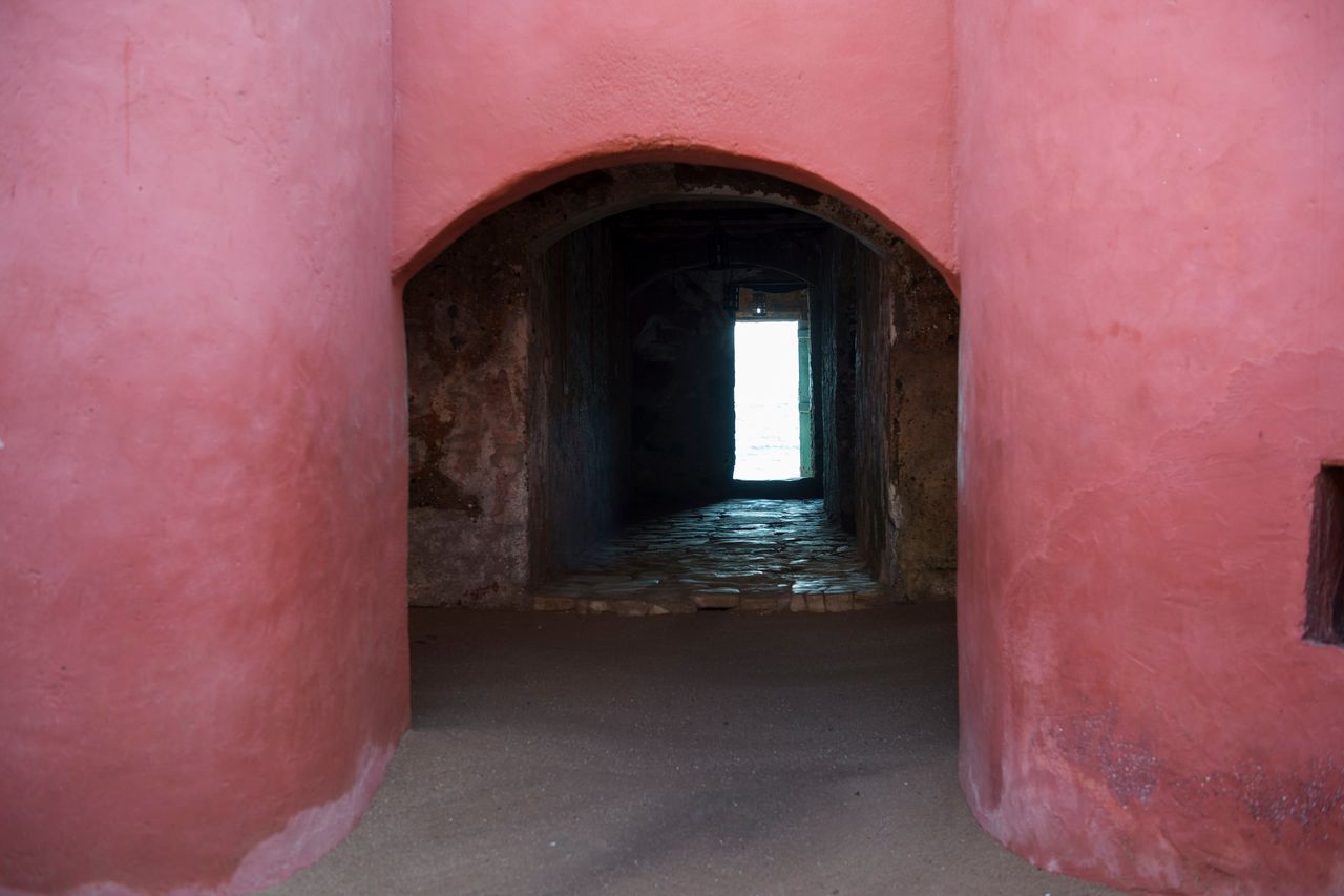 De ‘door of no return’ (‘deur zonder terugkeer’) in een van de huizen voor tot slaaf gemaakten bij Dakar, Senegal.