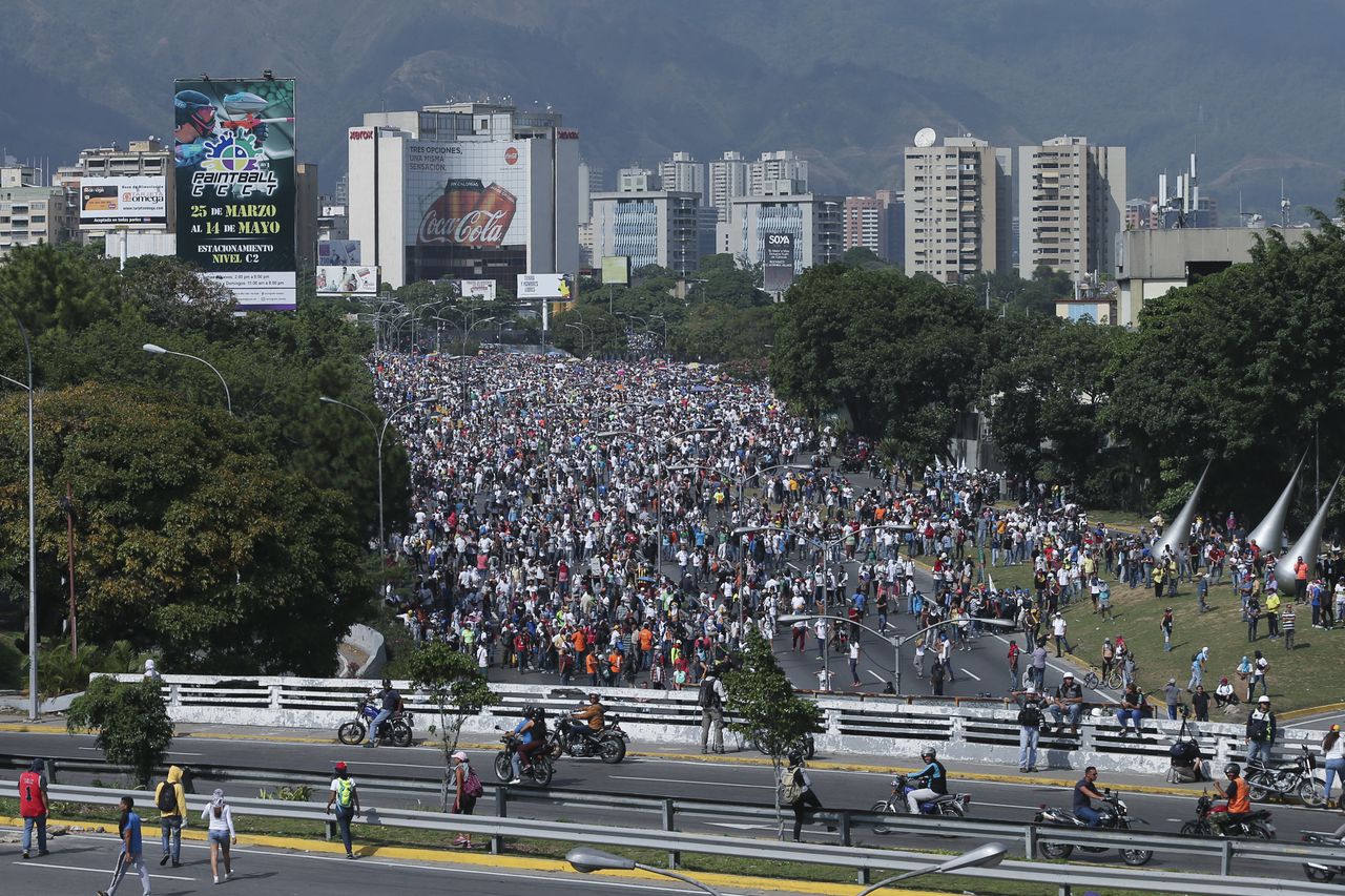 Duizenden mensen demonstreren tegen de Venezolaanse president Maduro in de hoofdstad Caracas.