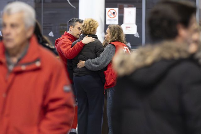 Familieleden van slachtoffers komen informatie zoeken over de treinontsporing op het station van Huelva, waar de Renfe-trein naar onderweg was.