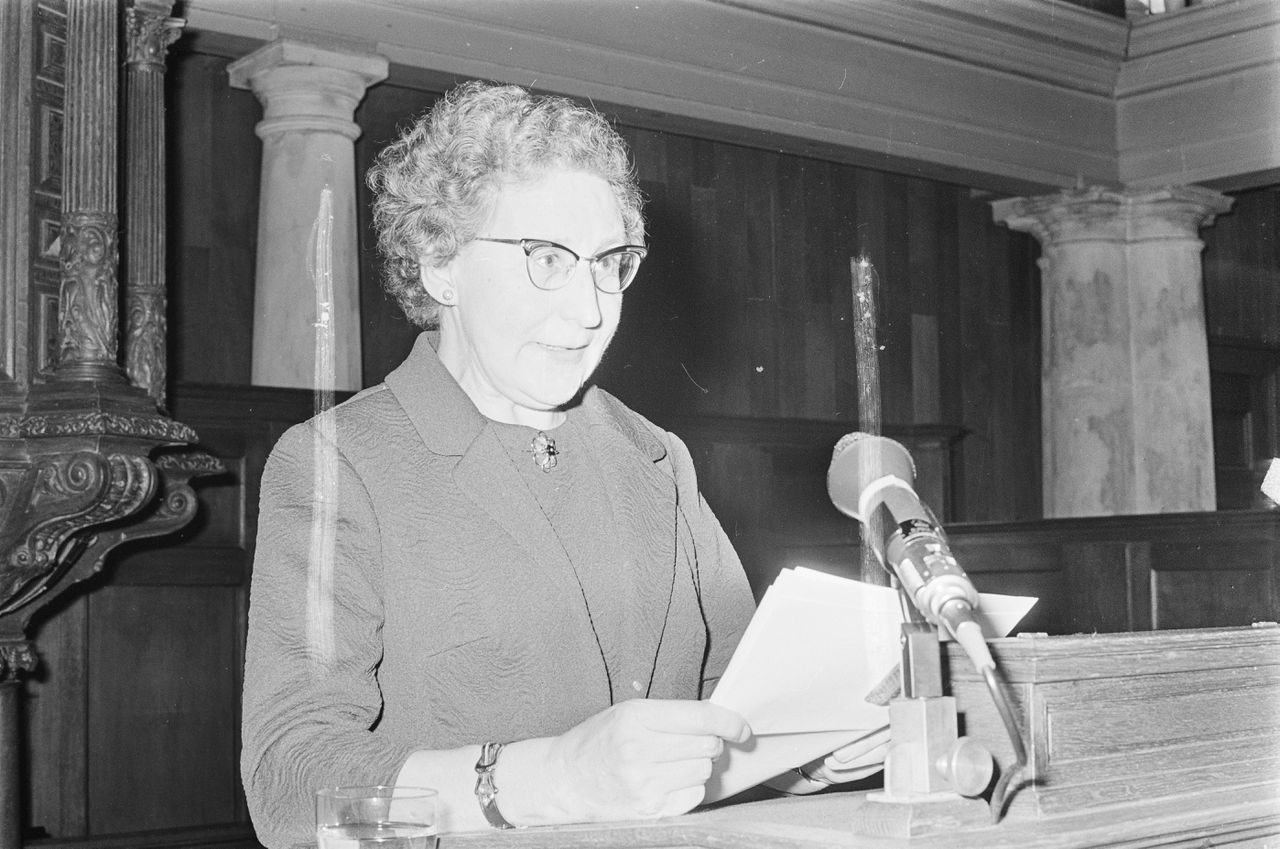Foto uit 1969. Mejuffrouw A.J. Middelkoop uit Hilversum was privaatdocente in het Esperanto aan de Universiteit van Amsterdam.