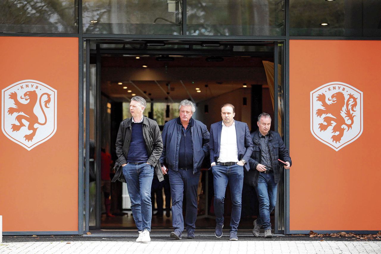 Trainer Gerry Hamstra en directeur Cees Roozemond van Heerenveen en Willem II-manager Joris Mathijssen verlaten het KNVB-bondsbureau na het overleg.