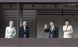  keizer Naruhito (tweede van rechts) zwaait naar de menigte bij zijn nieuwjaarsspeech. Naast hem zijn vrouw Masako en zijn ouders, de voormalige keizer Akihito en diens vrouw Michiko. In 2019 nam Naruhito het ambt over van Akihito.