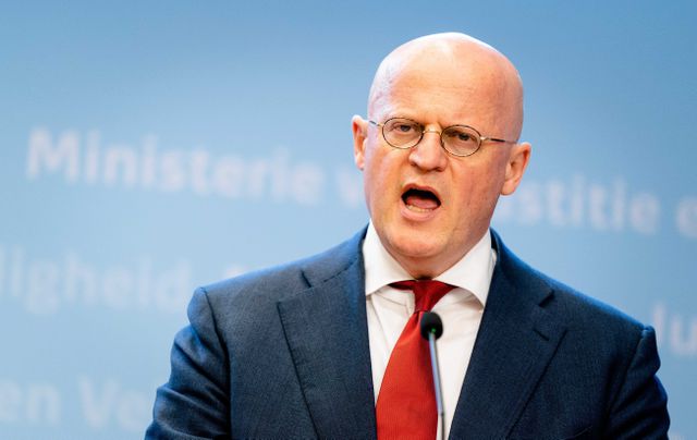 Kabinet laat de volkswil meetellen in de coronacrisis - NRC