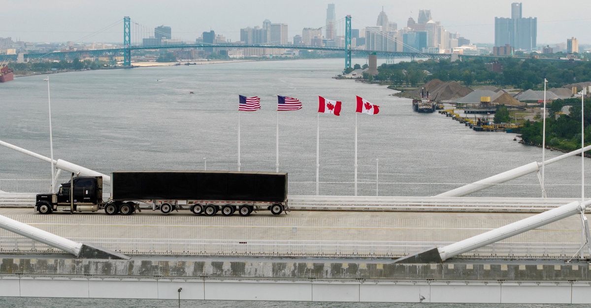 Een vrachtwagen rijdt op 28 juli over de onlangs geopende Gordie Howe International Bridge, een brug tussen Windsor in de