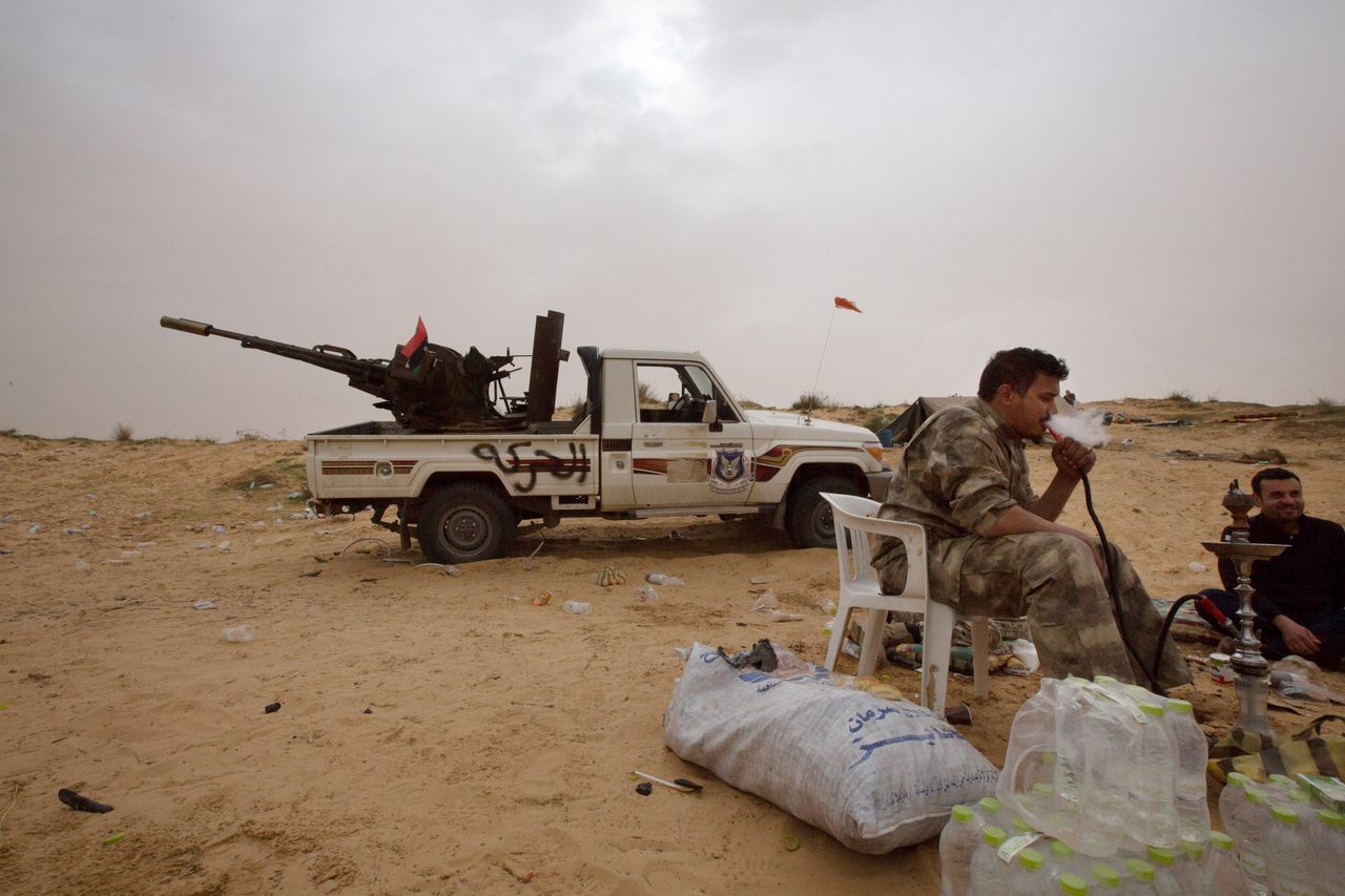 Libische soldaten rusten uit na gevechten met milities nabij Tripoli op 21 februari.