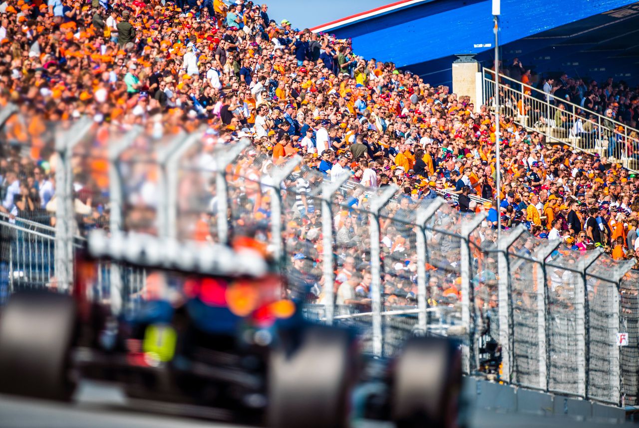 De Red Bull van Max Verstappen vrijdag tijdens de tweede vrije training op het circuit van Zandvoort.