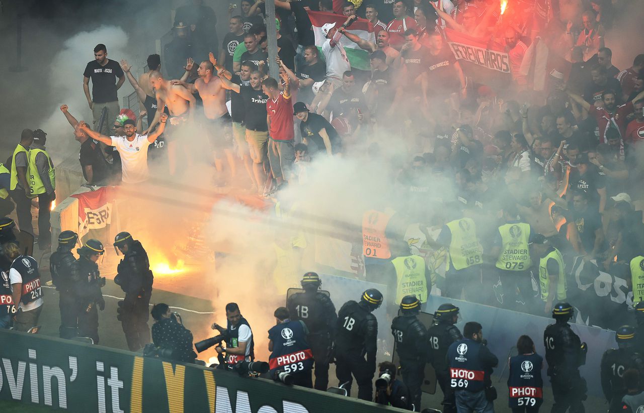 Hongaarse fans steken vuurwerk af tijdens het duel zaterdag met IJsland (1-1).