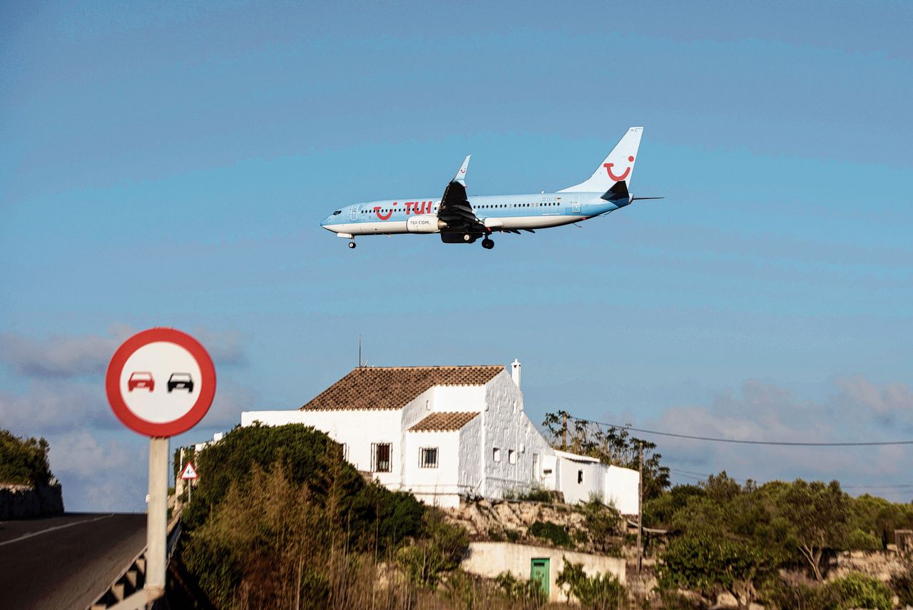 Vliegtuig van TUI Duitsland landt op Menorca. Het Nederlandse TUI fly vliegt niet naar Spanje.