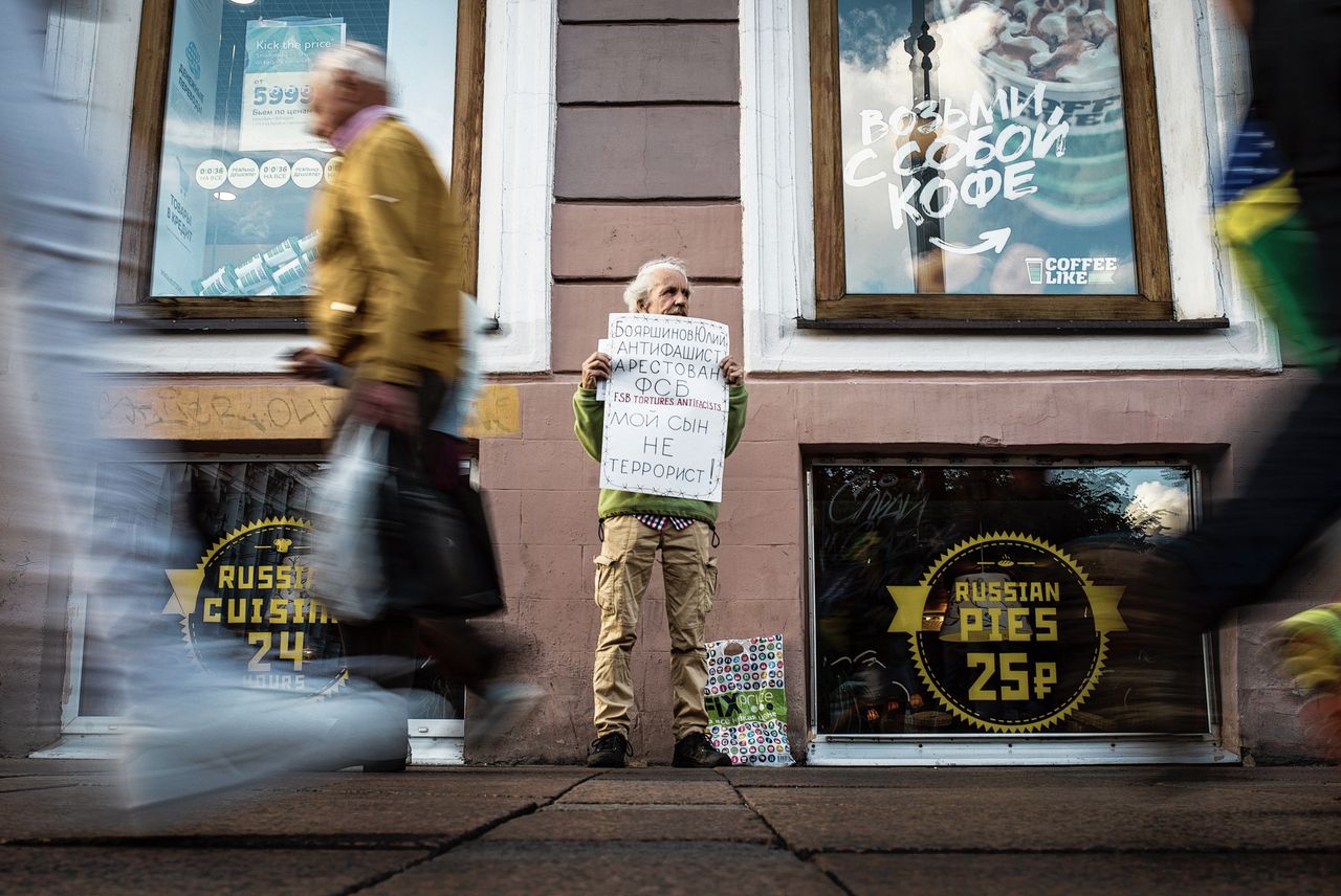 Nikolaj Bojarsjinov protesteert in Sint-Petersburg.