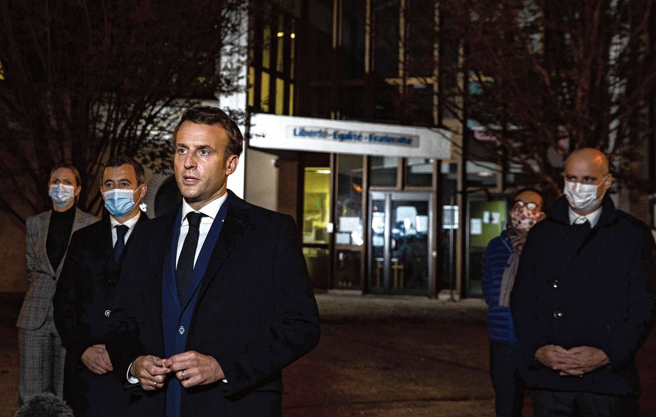 Macron opent aanval op islamisten na onthoofding docent 