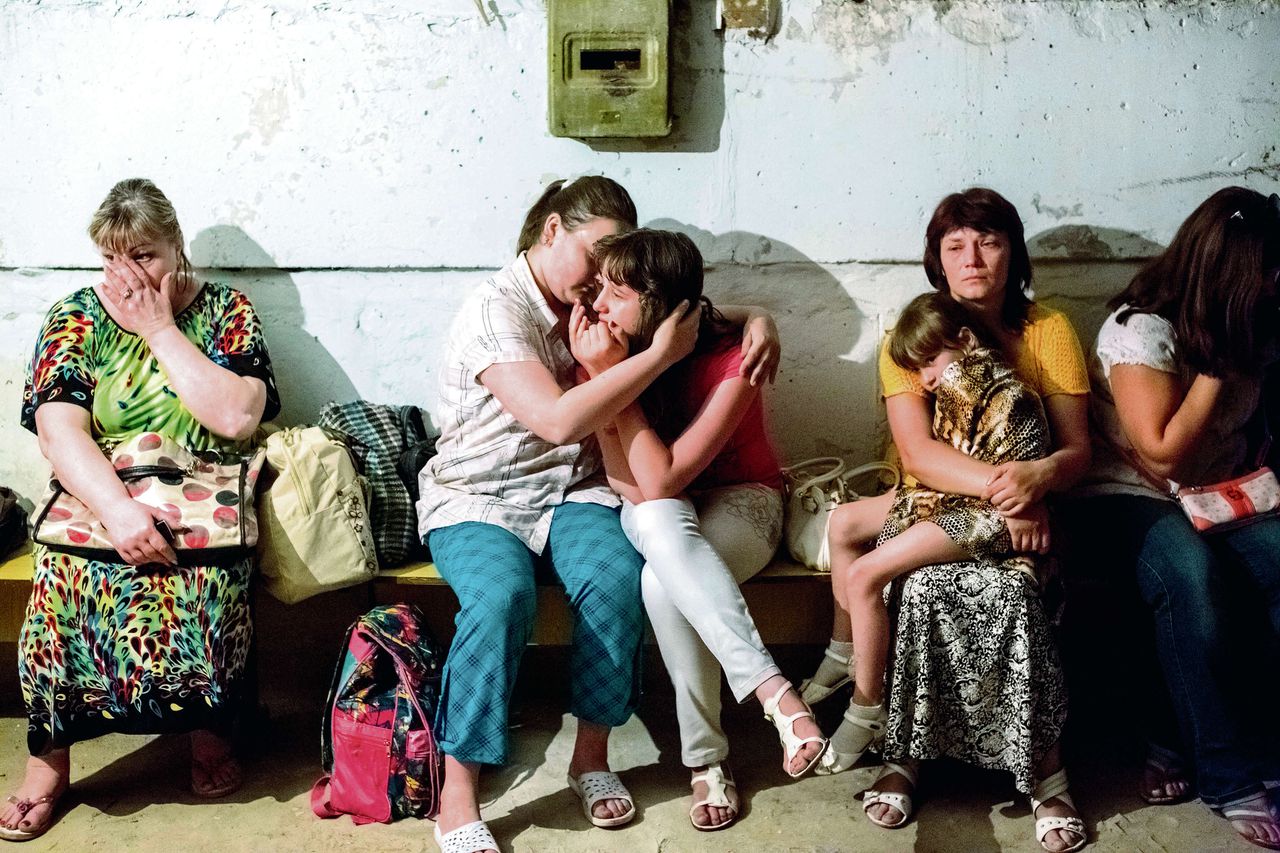 Дети донбасса в подвале. Жители Донбасса в подвалах. ДЕТИДОНБАССА В пожвалах. Дети Донбасса 2014 года в подвале.