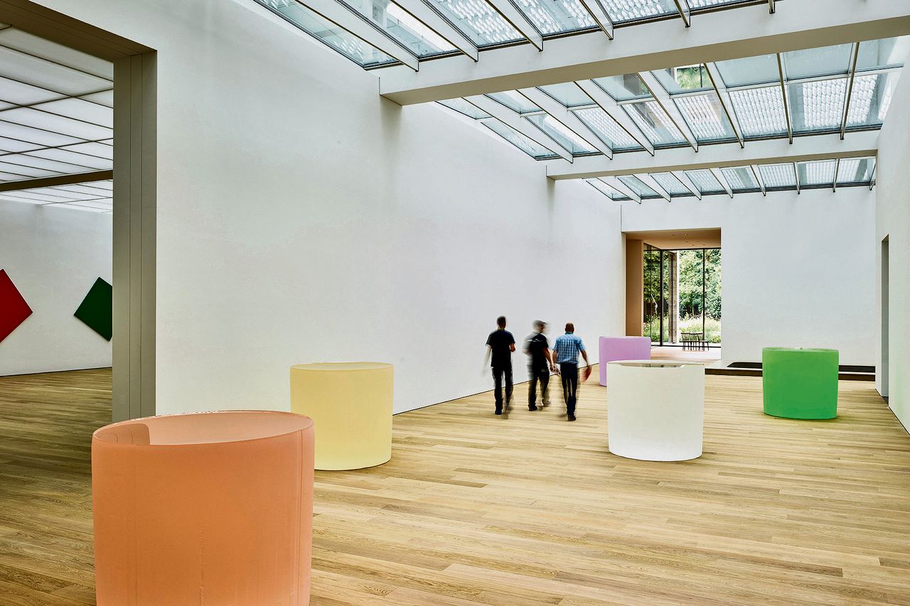 De semi-permanente installatie van Roni Horn (‘Untitled’, 2012-2013) bestaat uit massief glazen objecten van vijfduizend kilo per stuk