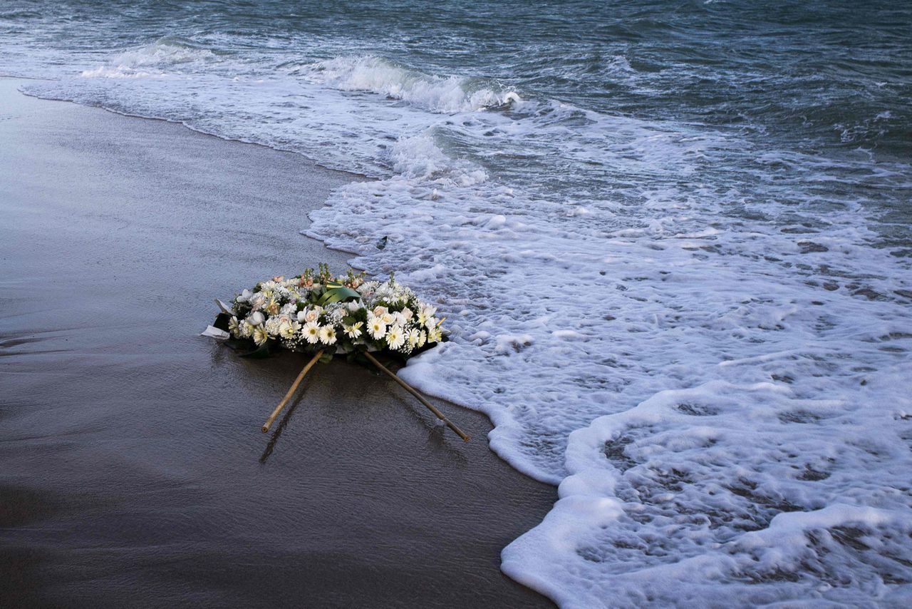 Een rouwkrans drijft in de Middellandse zee, ter nagedachtenis aan de migranten, onder wie kinderen, die verdronken bij een schipbreuk vlak voor de Italiaanse kust.