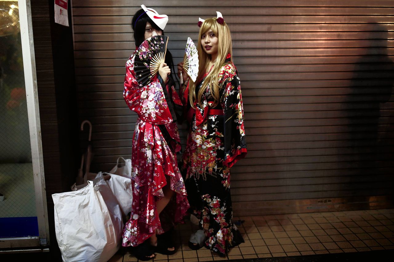 Vrouwen in Halloweenkostuum tijdens en parade in Tokio.