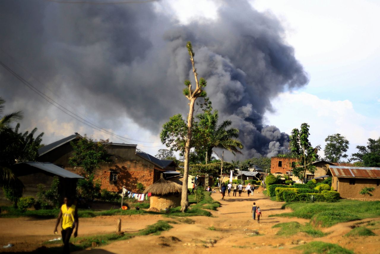Er komt rook op nabij de VN-compound in Beni in Noordoost-Congo, na een aanval van demonstranten.