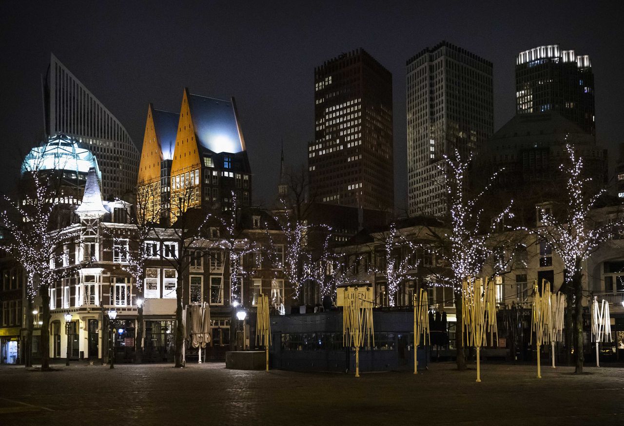 Een leeg Plein Den Haag na het ingaan van de avondklok.