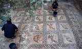 Byzantijnse mozaïeken uit de vijfde tot zevende eeuw die Salman al-Nabahin en zijn zoon in 2022 bij toeval aantroffen onder hun olijfboomgaard in het Bureij-vluchtelingenkamp in Gaza.