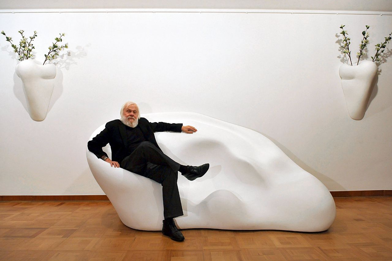 John Baldessari zit op zijn door hemzelf ontworpen ‘oor-sofa’, februari 2009, in een Bauhaus-villa in het Duitse Krefeld die hij omtoverde tot 'total installation’.