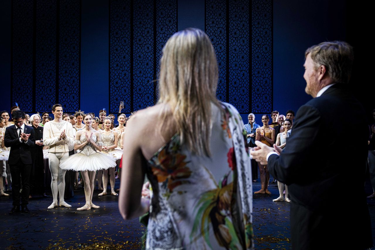 Koning Willem-Alexander en Koningin Maxima met de dansers op het toneel tijdens hun bezoek ter ere van het zestigjarig bestaan van aan Het Nationale Ballet.