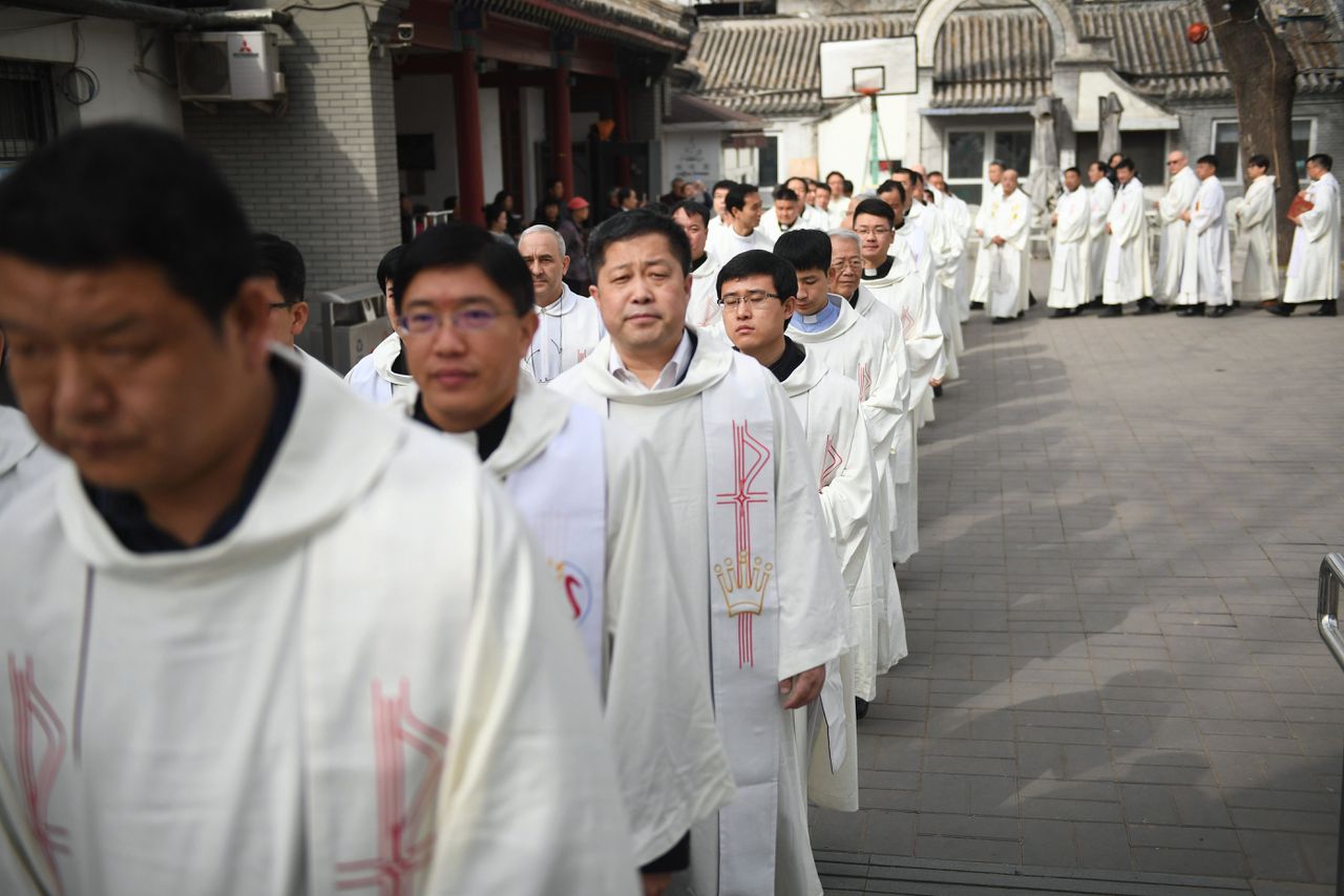 Katholieken arriveren voor de mis, vlak voor Pasen, in de kathedraal in Beijing