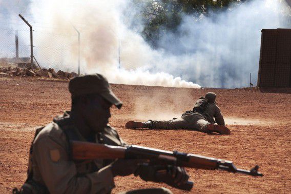 Malinese soldaten worden getraind bij het hoofdkwartier van de missie van de Europese Unie in Koulikoro.