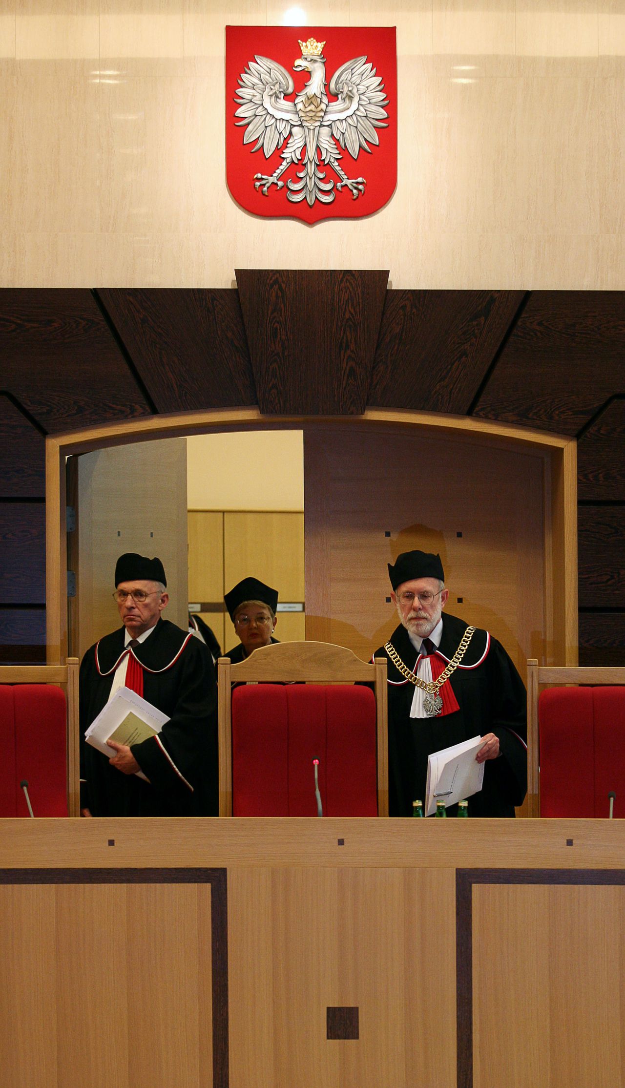 Rechters van het Poolse Constitutionele Hof komen de rechtszaal binnen.
