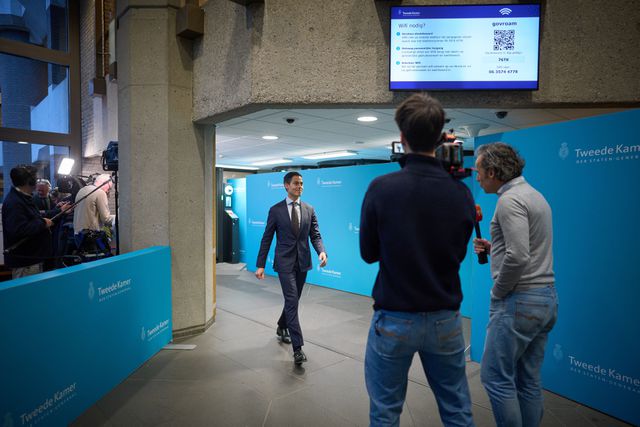 Formateur en D66-fractievoorzitter Rob Jetten staat de pers te woord in het formatiegebied van de Tweede Kamer. 