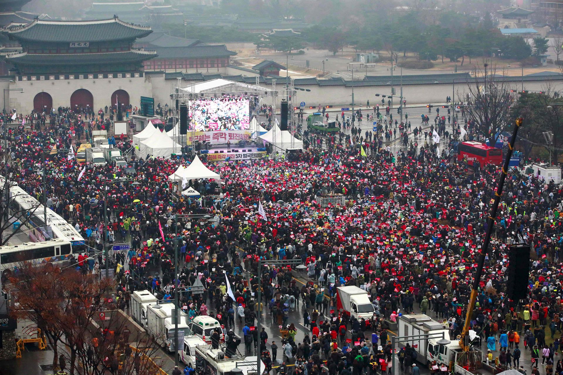 Корея южная время сейчас в сеуле точное. Митинги в Сеуле. Протесты в Южной Корее 2016. Митинг в центре Сеула. Митинг память Сеул.