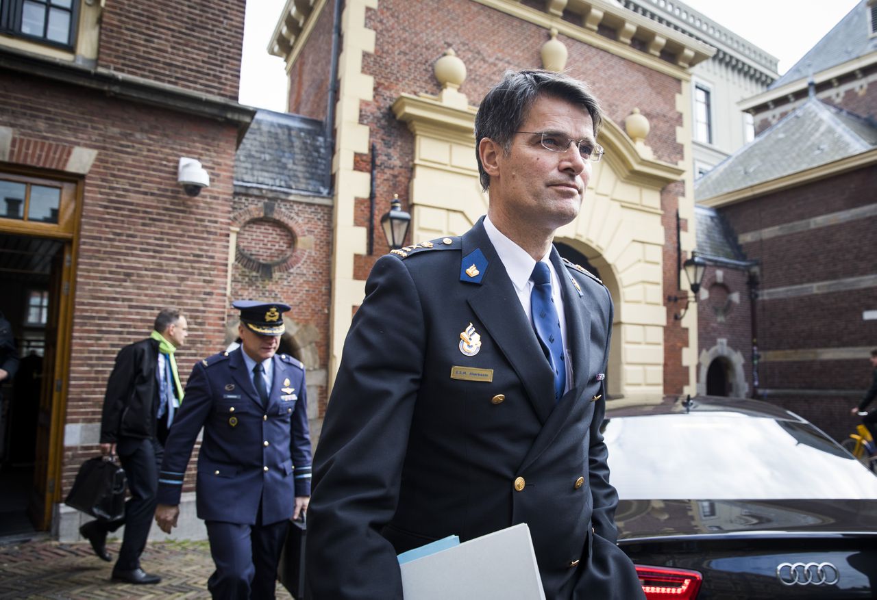 Politietopman Erik Akerboom verlaat het Binnenhof na het wekelijks veiligheidsoverleg.