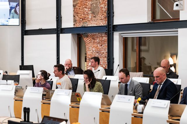 26-02-2026 Utrecht Mona van den Berg Raadvergadering Utrecht links David Bosch van Utrecht Nu.