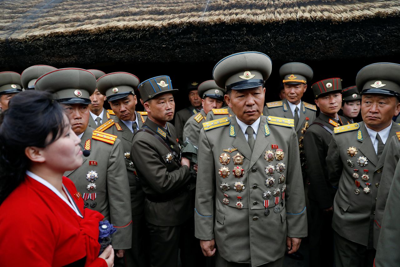 Noord-Koreaanse militairen bezoeken Kim Il-Sung's geboorteplaats.