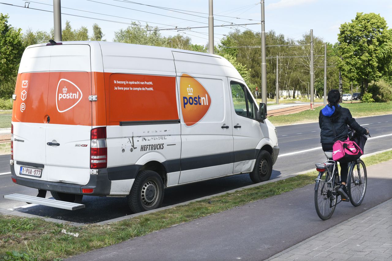 PostNL bezorgt weer minder brieven en vraagt overheid om financiële hulp 