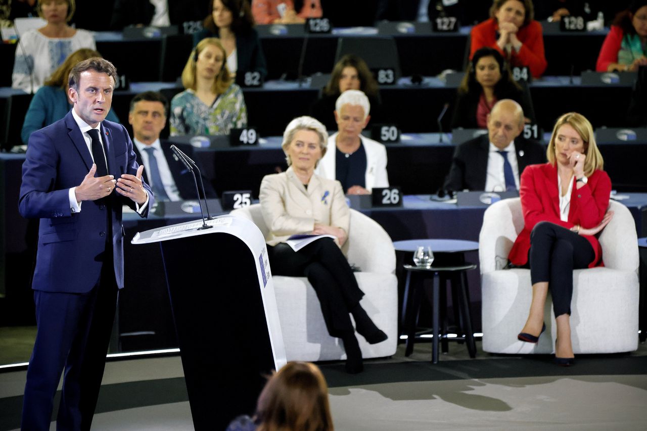 De Franse president Emmanuel Macron (links) tijdens een toespraak bij het slotevenement van de Conferentie over de Toekomst van Europa, maandag in het Europees Parlement in Straatsburg.