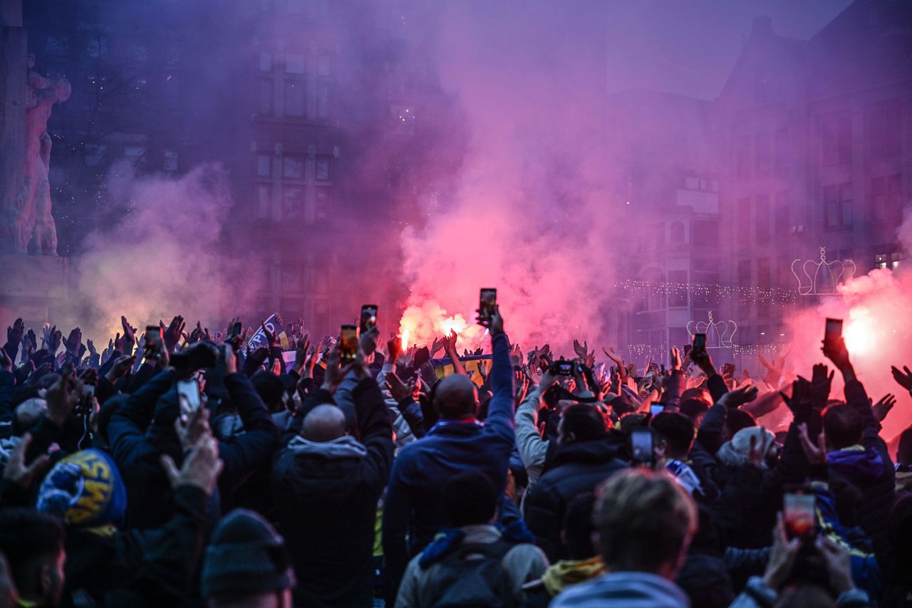 In aanloop naar de wedstrijd tegen Ajax donderdag 7 november verzamelen voetbalfans van Maccabi Tel Aviv zich op de Dam in Amsterdam.