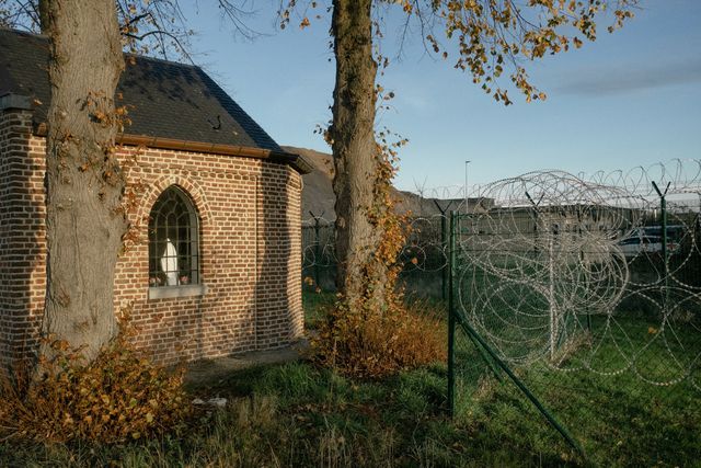 Een kleine kapel staat te midden van het streng bewaakte militaire domein van Kleine-Brogel. 