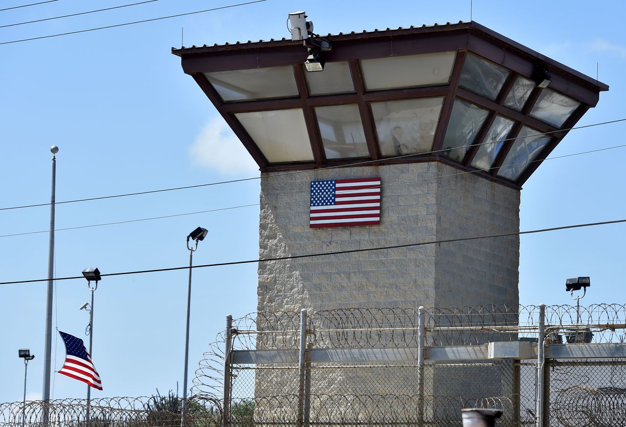 Een wachttoren op de basis van Guantánamo Bay.