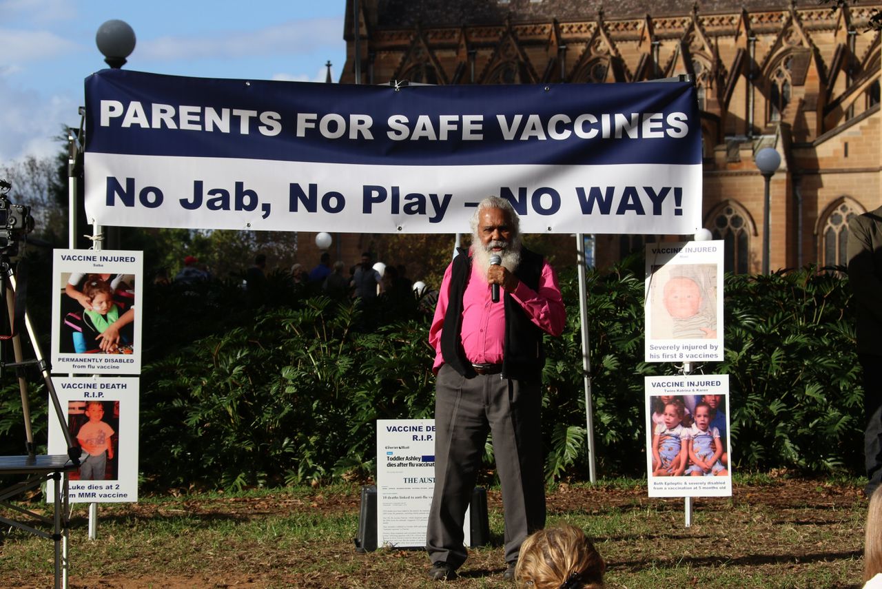 Demonstranten protesteren voor het stadhuis van Sydney tegen de verplichte vaccinatie van kinderen.