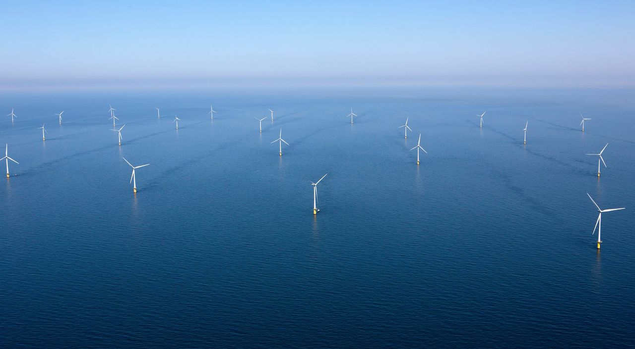 Nederlandse windmolens in de Noordzee. Onder meer Shell en Eneco investeren in de bouw ervan voor de kust.
