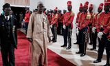 Senegalese veteranen die in het Franse leger dienden komen vrijdag aan in het presidentiële paleis in Dakar, waar president Macky Sall  hun een medaille zal uitreiken. Ze kunnen permanent in Senegal blijven zonder hun Franse AOW-uitkering te verliezen, nu de Franse regering de voorwaarden voor die uitkering heeft versoepeld.