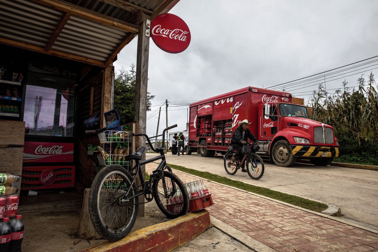 Bevoorrading van een winkel in San Juan de Chamula, een inheems dorp in zuidelijk Meixco.