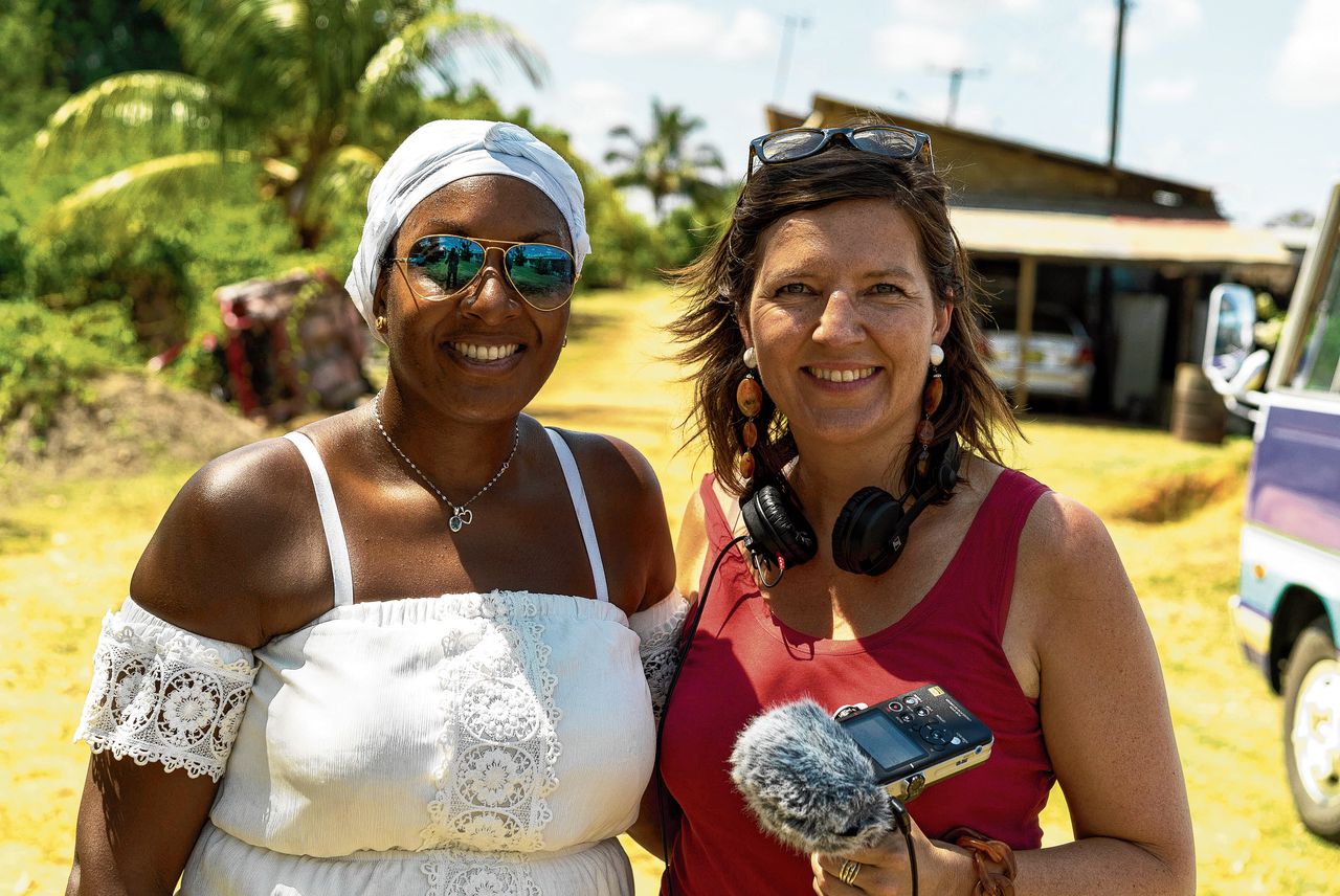 Peggy Bouva en Maartje Duin op de Surinaamse plantage Tout Lui Faut.Foto’s Brian van der Leij
