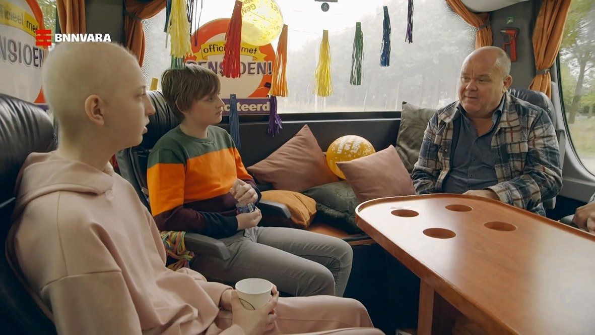 Tvrecensie Paul de Leeuw (wie?) wist zijn vernedering zo bekwaam uit te spelen dat zijn