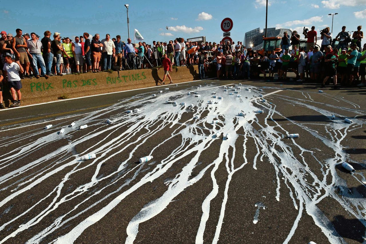 Franse boeren gooien pakken melk op straat bij een demonstratie in Lyon.